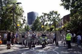 Hiện trường vụ cháy chung cư ở London. (Ảnh: Như Mai/TTXVN)