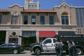 Các nhân viên điều tra làm nhiệm vụ tại hiện trường vụ xả súng tại hộp đêm Ultra Power Lounge ngày 1/7. (Nguồn: AFP/TTXVN)