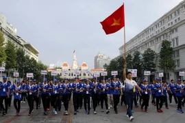 Đi bộ đồng hành cổ vũ Đoàn Thể thao Việt Nam tham dự SEA Games 29. (Ảnh: Hoàng Hải/TTXVN)