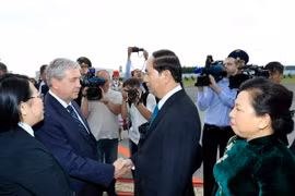  Phó Thủ tướng Cộng hoà Belarus V. Semashko đón Chủ tịch nước Trần Đại Quang và Phu nhân tại sân bay Quốc tế Minsk. (Ảnh: Nhan Sáng/TTXVN)