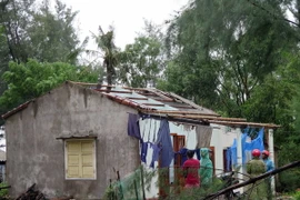 Nhà dân bị tốc mái. (Ảnh: Trần Tĩnh/TTXVN)