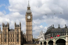  Khách du lịch thăm quan thủ đô khu vực Tòa nhà Quốc hội và Tháp đồng hồ Big Ben ở thủ đô London. (Nguồn: THX/TTXVN)
