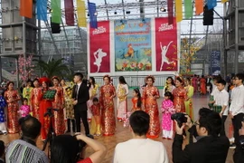 Không khí Tết cổ truyền của Việt Nam tràn ngập Trung tâm Hội chợ Triển lãm Leipzig. (Ảnh: Phạm Văn Thắng/Vietnam+) 