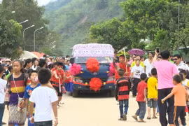 Người dân Việt-Lào chung vui Tết cổ truyền Bunpimay. (Ảnh: Thanh Nga/Vietnam+)