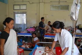  Trẻ em bị viêm não điều trị tại bệnh viện ở Dibrugarh, Ấn Độ. (Nguồn: THX/TTXVN)