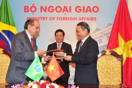 Phó Thủ tướng, Bộ trưởng Ngoại giao Phạm Bình Minh chứng kiến Lễ ký Hiệp định Vận tải biển giữa Việt Nam và Brazil. (Ảnh: Nguyễn Khang/TTXVN)