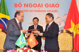 Phó Thủ tướng, Bộ trưởng Ngoại giao Phạm Bình Minh chứng kiến Lễ ký Hiệp định Vận tải biển giữa Việt Nam và Brazil. (Ảnh: Nguyễn Khang/TTXVN)