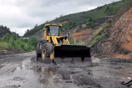 Một điểm sạt lở đất tại thành phố Cẩm Phả. (Ảnh: Văn Đức/TTXVN)