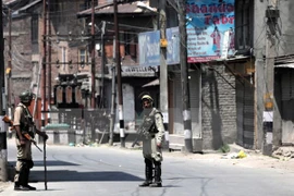 Các binh sỹ Ấn Độ tuần tra trong giờ giới nghiêm ở Kashmir ngày 28/5. (Nguồn: EPA/TTXVN)