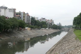  Sông Tô Lịch sau khi đã cải tạo cảnh quan. (Ảnh: Hoàng Lâm/TTXVN)