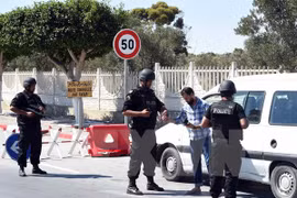 Lực lượng an ninh Tunisia làm nhiệm vụ tại khu vực xảy ra vụ tấn công khủng bố ngày 27/6. (Nguồn: AFP/TTXVN)