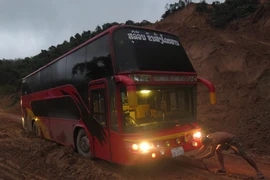 Xe biển số Lào bị sa lầy tại hiện trường. (Ảnh: Xuân Tiến/TTXVN)