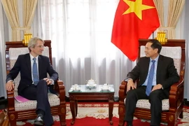 Thứ trưởng Thường trực Bộ Ngoại giao Bùi Thanh Sơn tiếp ông Emmanuel Lenain, Vụ trưởng Vụ châu Á-Úc thuộc Bộ Ngoại giao và Phát triển quốc tế Pháp. (Ảnh: Văn Điệp/TTXVN)