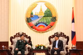  Thủ tướng Lào Thongloun Sisoulith tiếp Thứ trưởng Bộ Quốc phòng Lê Chiêm Trưởng Ban công tác đặc biệt Chính phủ Việt Nam. (Ảnh: Phạm Kiên/TTXVN)