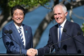 Thủ tướng Australia Malcolm Turnbull (phải) và Thủ tướng Nhật Bản Shinzo Abe (trái) trong cuộc họp báo chung tại Sydney ngày 14/1. (Nguồn: EPA/ TTXVN) 