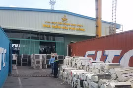 Lô hàng máy lạnh đã qua sử dụng nhập lậu cảng Cát Lái. (Ảnh: Hoàng Hải/Vietnam+) 