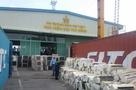 Lô hàng máy lạnh đã qua sử dụng nhập lậu cảng Cát Lái. (Ảnh: Hoàng Hải/Vietnam+) 
