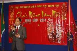 Đại sứ Việt Nam tại Nam Phi Vũ Văn Dũng chúc mừng bà con người Việt nhân dịp tết cổ truyền Đinh Dậu 2017. 