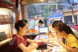 Giao dịch vàng tại Bảo Tín Minh Châu. (Ảnh: Minh Sơn/Vietnam+)