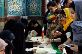 Cử tri Iran bỏ phiếu bầu Tổng thống tại điểm bầu cử ở Tehran ngày 19/5. (Nguồn: EPA/TTXVN)