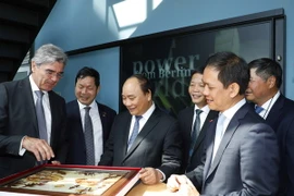 Thủ tướng Nguyễn Xuân Phúc đến tham quan nhà máy sản xuất turbine khí của Hãng Siemens. (Ảnh: Thống Nhất/TTXVN)