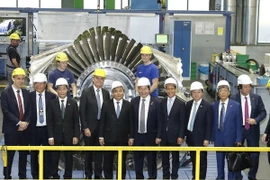 Thủ tướng Thủ tướng Nguyễn Xuân Phúc đến tham quan nhà máy sản xuất turbine khí của Hãng Siemens. (Ảnh: Thống Nhất/TTXVN)