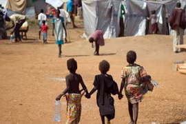 Người dân Nam Sudan phài bỏ nhà cửa đi lánh nạn. (Nguồn: capitalfm)