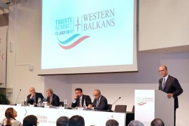 Ngoại trưởng Italy Angelino Alfano (phải) phát biểu tại Hội nghị. (Nguồn: EPA/TTXVN)