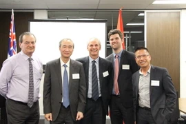 Tổng Lãnh sự Phùng Thế Long (thứ hai từ trái sang) cùng đại diện các doanh nghiệp bang Tây Australia tại hội thảo. (Nguồn: Tổng Lãnh sự quán Việt Nam tại Perth)