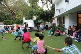 Trẻ em Việt tại Ấn Độ tham gia trò chơi kéo co tại chương trình Tết Trung thu. (Ảnh: Huy Bình/Vietnam+)