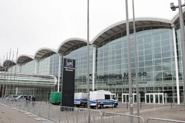  Xe cảnh sát đỗ trước tòa nhà, nơi sẽ diễn ra Hội nghị G20 tại Hamburg, Đức, ngày 24/6. (Nguồn: EPA/TTXVN)