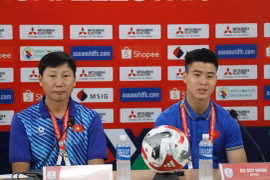 Huấn luyện viên trưởng và Đội trưởng Đội tuyển bóng đá Việt Nam tại buổi họp báo trước trận Việt Nam gặp Lào. (Nguồn: TTXVN) 