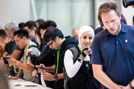 Khách hàng trải nghiệm các mẫu iphone 16 của Apple tại Cupertino, California, Mỹ, ngày 9/9/2024. (Nguồn: THX/TTXVN) 