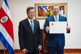 Đại sứ Việt Nam tại Cuba, kiêm nhiệm Costa Rica Lê Quang Long trang trọng trình Quốc thư lên Tổng thống Rodrigo Chaves Robles. (Nguồn: TTXVN) 