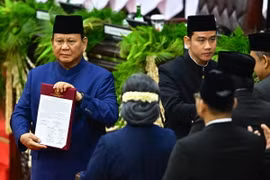 Tân Tổng thống Indonesia Prabowo Subianto (trái) nhậm chức tại Jakarta ngày 20/10/2024. (Nguồn: THX/TTXVN) 
