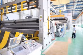 Hệ thống máy móc, thiết bị tái chế và sản xuất sản phẩm bao bì của một công ty tại Việt Nam. (Ảnh: Đức Phương/TTXVN) 