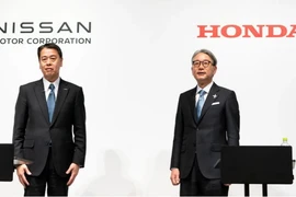 Giám đốc điều hành Nissan Motor Makoto Uchida (trái) và Giám đốc điều hành Honda Motor Toshihiro Mibe (phải). Nguồn: Getty Images)