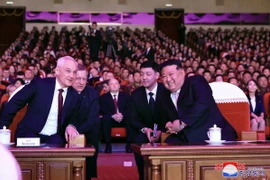 Nhà lãnh đạo Triều Tiên Kim Jong-un (phải, hàng đầu) và Bộ trưởng Quốc phòng Nga Andrei Belousov (trái, hàng đầu) dự một sự kiện tại Bình Nhưỡng, ngày 29/11/2024. (Nguồn: Yonhap/TTXVN) 