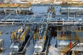 Công nhân tuần tra tại một trạm xử lý của mỏ dầu đá phiến ở Khu tự trị Duy Ngô Nhĩ Tân Cương, Trung Quốc, ngày 24/11/2024. (Nguồn: THX)