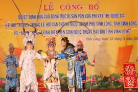 Các nghệ nhân hát bội trình diễn tiết mục "Thần nữ dâng ngũ linh kỳ." (Ảnh: Lê Thúy Hằng/TTXVN)