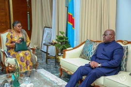 Tổng thống CHDC Congo Felix Tshisekedi (phải) và tân Thủ tướng Judith Suminw tại cuộc gặp ở Kinshasa. (Ảnh: THX/TTXVN)