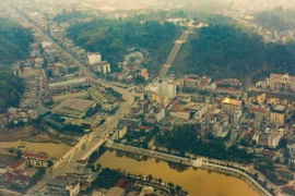 Thung lũng Mường Thanh (thành phố Điện Biên Phủ, tỉnh Điện Biên) qua những góc máy đặc biệt từ trực thăng của Không quân Việt Nam cho thấy từ chiến trường khốc liệt này sau 70 năm đã đổi thay với diện mạo đô thị ngày càng khang trang.