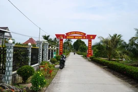 Đường làng ở ấp Ngã Bát, xã Nông thôn mới Đông Hưng B, huyện An Minh, tỉnh Kiên Giang. (Ảnh: Văn Sĩ/TTXVN)