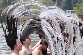 Vẻ đẹp của các cô gái Thái tại Lễ hội gội đầu. (Ảnh: Nguyễn Oanh/TTXVN)