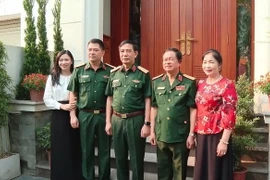 Đại tướng Phan Văn Giang thăm hỏi, tặng quà tri ân Đại tướng Đỗ Bá Tỵ, nguyên ủy viên Trung ương Đảng, nguyên Ủy viên Thường vụ Quân ủy Trung ương, nguyên Tổng Tham mưu trưởng, nguyên Phó Chủ tịch Quốc hội. (Ảnh: Hồng Pha/TTXVN phát)