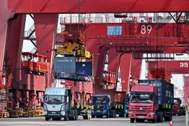 Xe tải vận chuyển hàng hóa tại cảng Thanh Đảo, tỉnh Sơn Đông, Trung Quốc. (Ảnh: THX/TTXVN)
