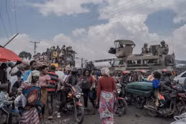 Binh sỹ thuộc Lực lượng Phòng vệ quốc gia Nam Phi (SANDF) tuần tra tại Sake, CHDC Congo. (Ảnh: AFP/TTXVN)