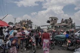 Binh sỹ thuộc Lực lượng Phòng vệ quốc gia Nam Phi (SANDF) tuần tra tại Sake, CHDC Congo. (Ảnh: AFP/TTXVN)