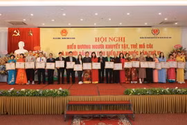 Các tập thể, cá nhân có thành tích xuất sắc nhận Bằng khen của Hội bảo trợ người khuyết tật và trẻ mồ côi Việt Nam. (Ảnh: Hoàng Hiếu/TTXVN)