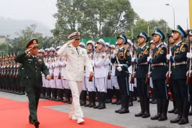 Bộ trưởng Quốc phòng Phan Văn Giang và Bộ trưởng Quốc phòng Trung Quốc Đổng Quân duyệt Đội danh dự Quân đội Nhân dân Việt Nam tại Lễ đón. (Ảnh: Trọng Đức/TTXVN)